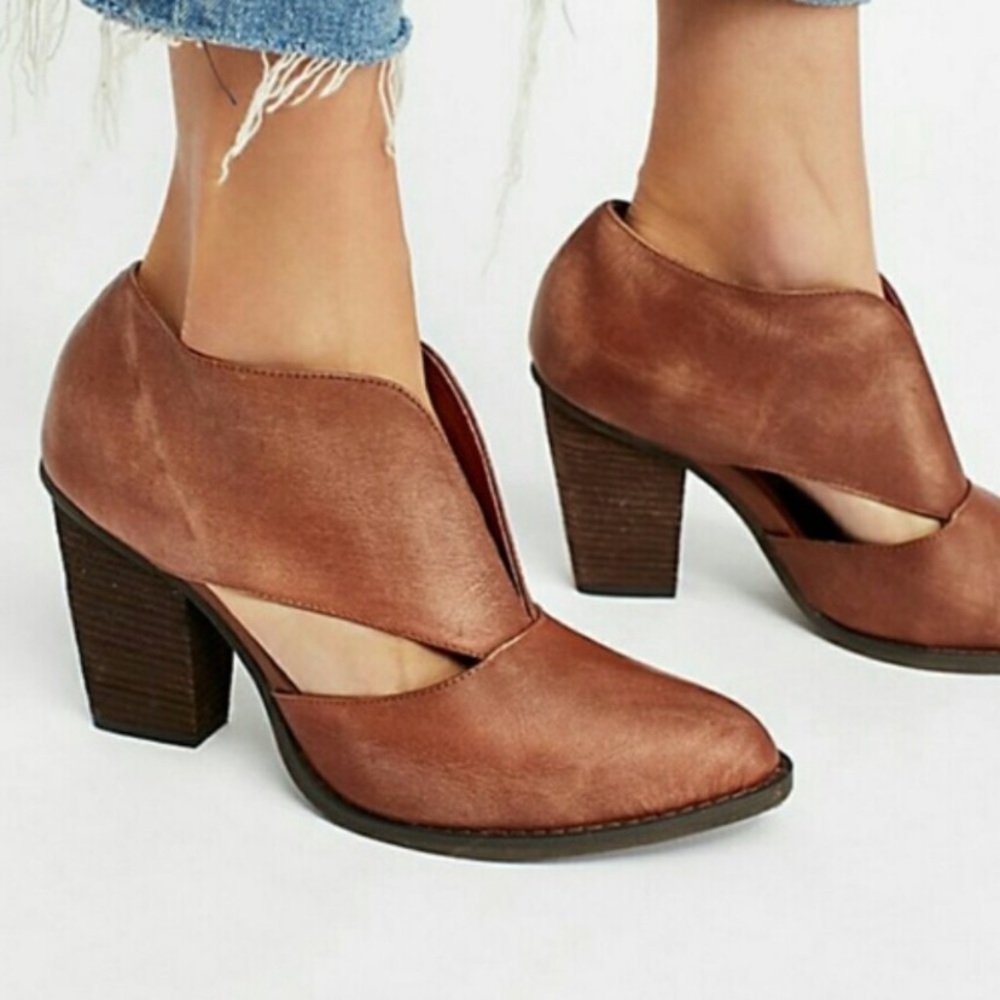 Jeffrey Campbell Free People Deep V ankle boot 9.5